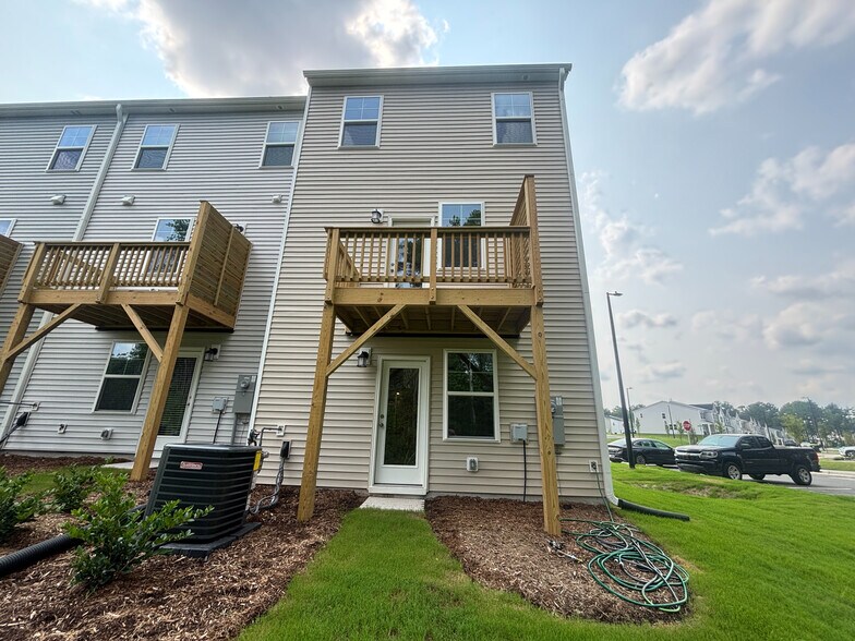 Building Photo - Room in Townhome on Gypsum Dr