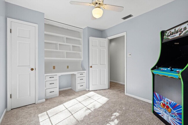 Building Photo - Five Bedroom in Country Club Woods