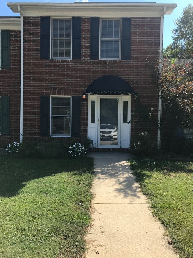 Building Photo - Nice 2 bedroom 2.5 bath town home in quiet neighborhood in town