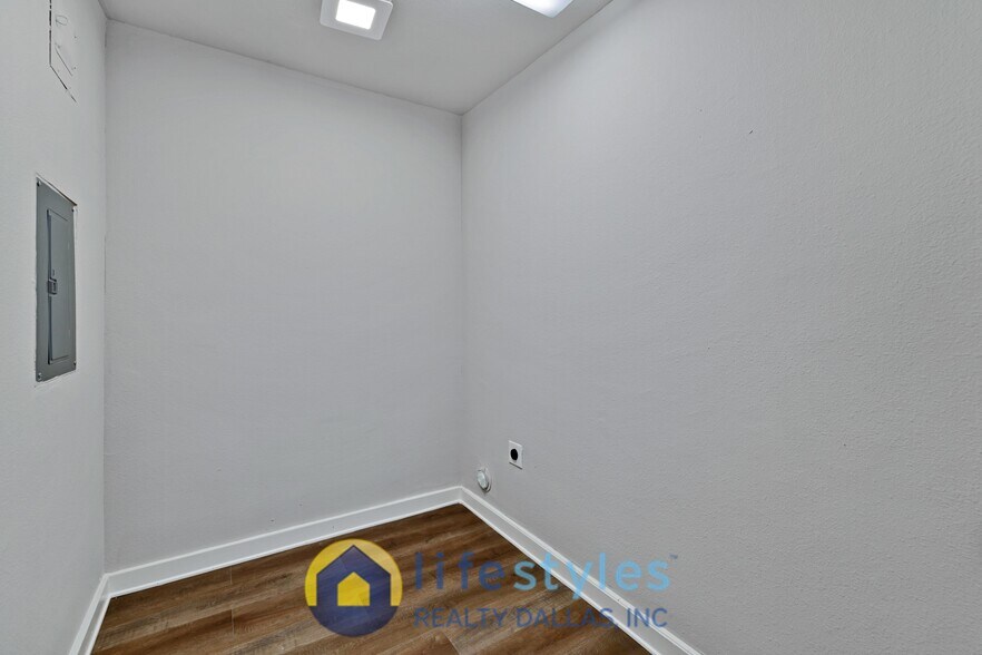 Building Photo - 907 NW Main St