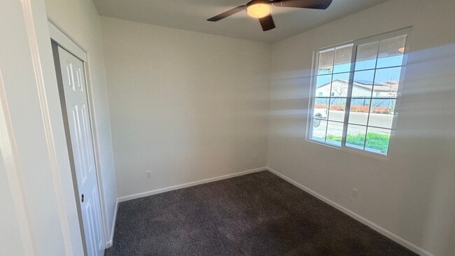 Building Photo - 5 Bed/ 2 Bath AVAILABLE NOW!