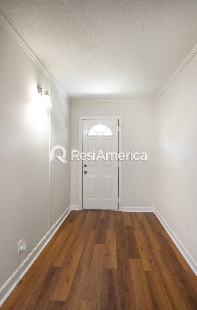 Building Photo - Newly Renovated 4 Bedroom home in Grahamwood!