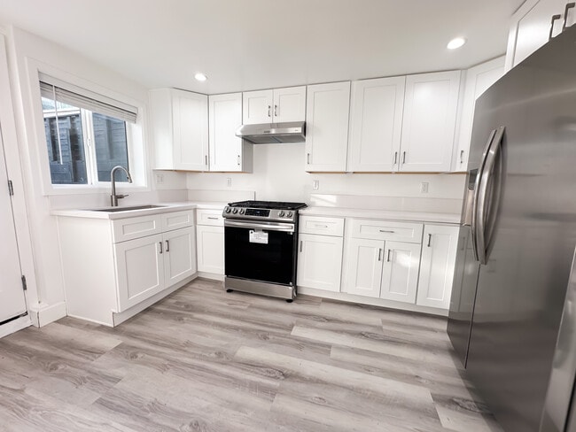 Primary Photo - 514 1/2-3022 W 21st St