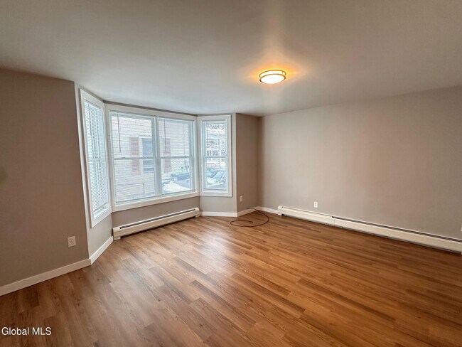 Building Photo - 23 River St