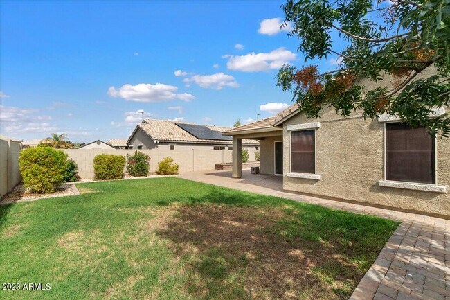 Building Photo - 2039 E Saddlebrook Rd