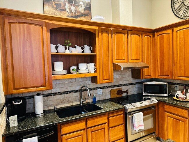Building Photo - Charming Condo In the Center of Vancouver