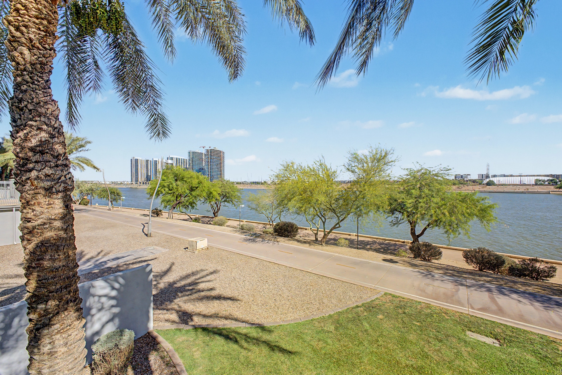 Building Photo - 945 E Playa del Norte Dr