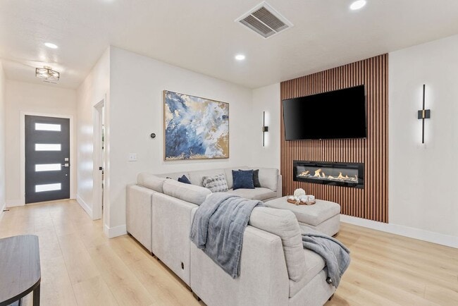 Building Photo - 375 E 800 S