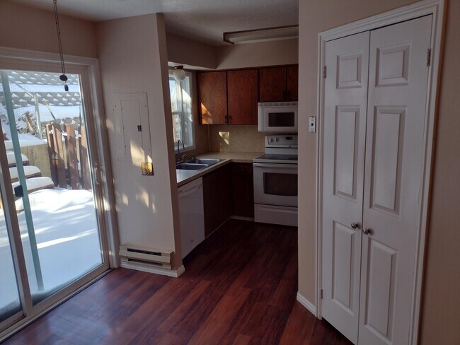 Building Photo - 1127 9th W Ave