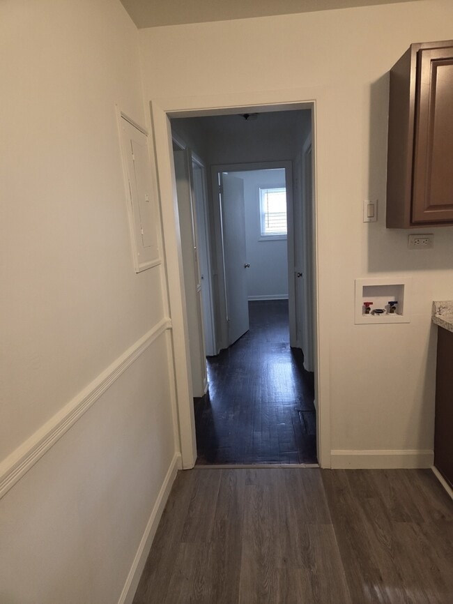 Building Photo - 202 Bingham St