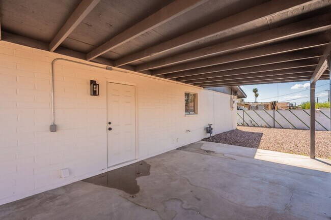 Building Photo - Fully upgraded home with garage!