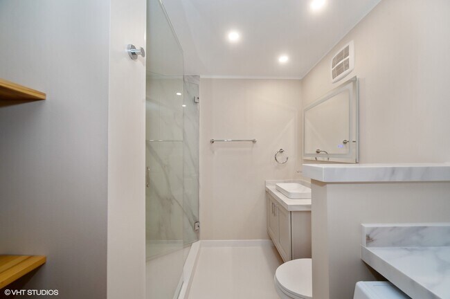 Building Photo - 18 E Old Willow Rd