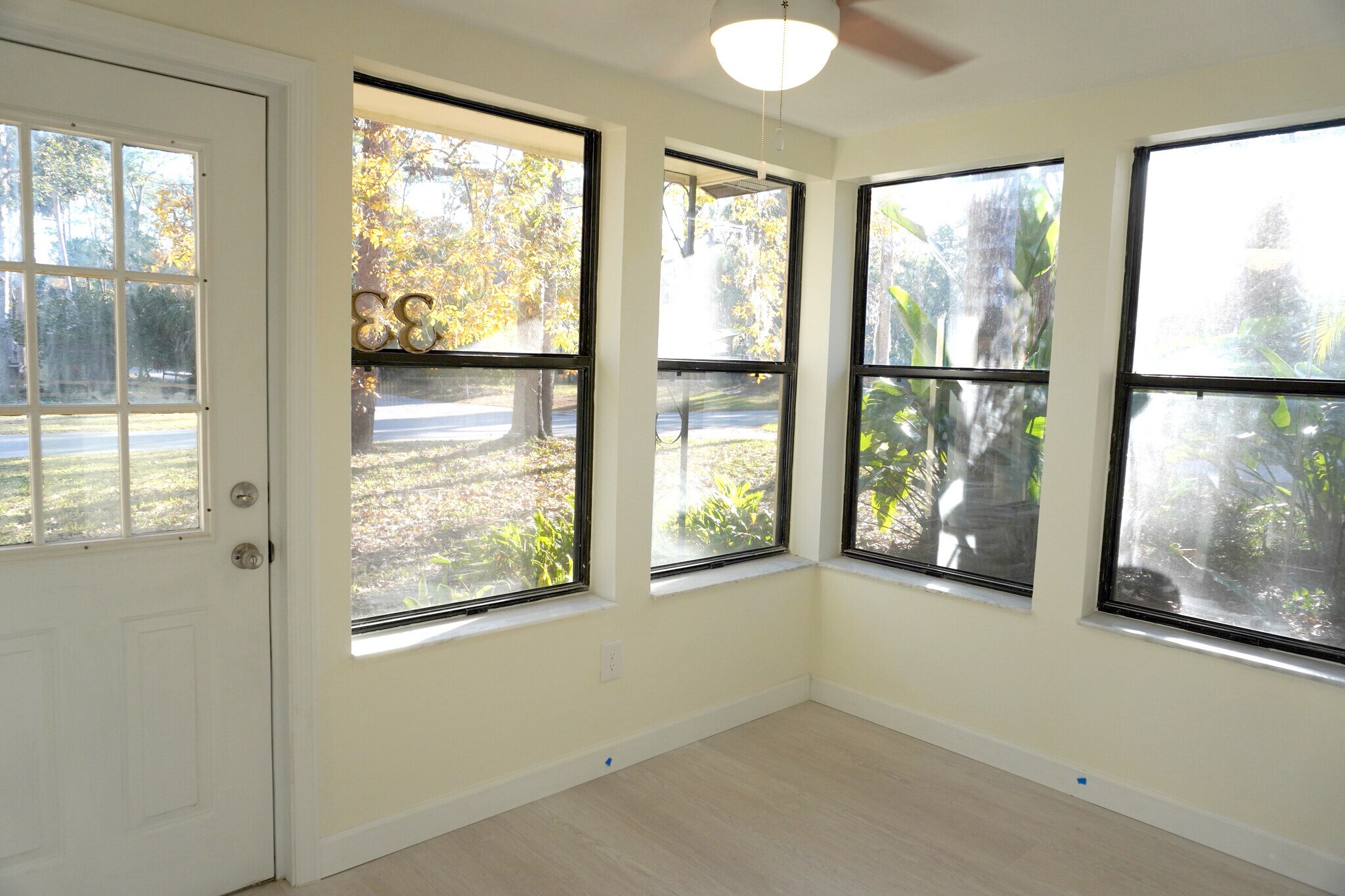 Window-wrapped sunroom with fan for enjoying wildlife views in cozy Yankeetown. - 33 63rd St