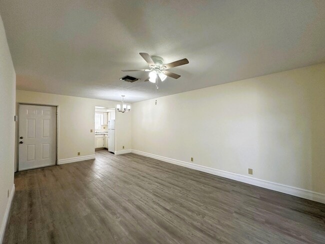 Building Photo - 2966 Ashley Dr E