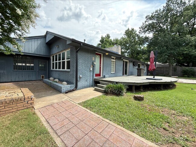 Building Photo - 1004 Brookside Dr