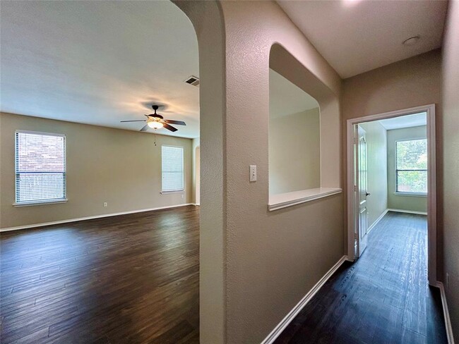 Building Photo - 14200 Lake Victor Dr