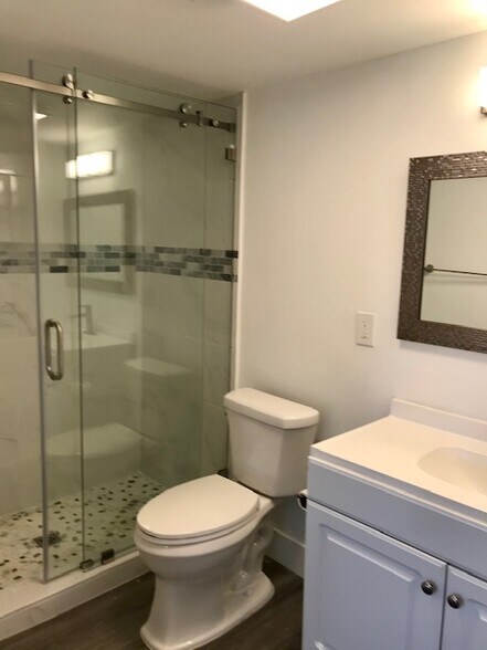 Building Photo - 200 Valley Stream Dr