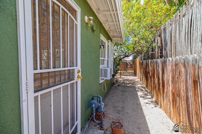Building Photo - 664 S Orange Ave
