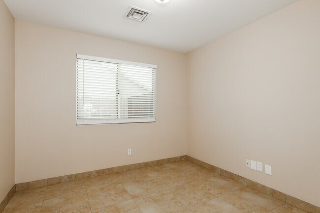 Building Photo - 1625 E Sheffield Ave