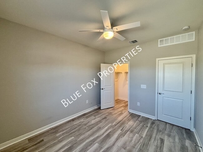 Building Photo - 5536 W Lazy Farm Dr