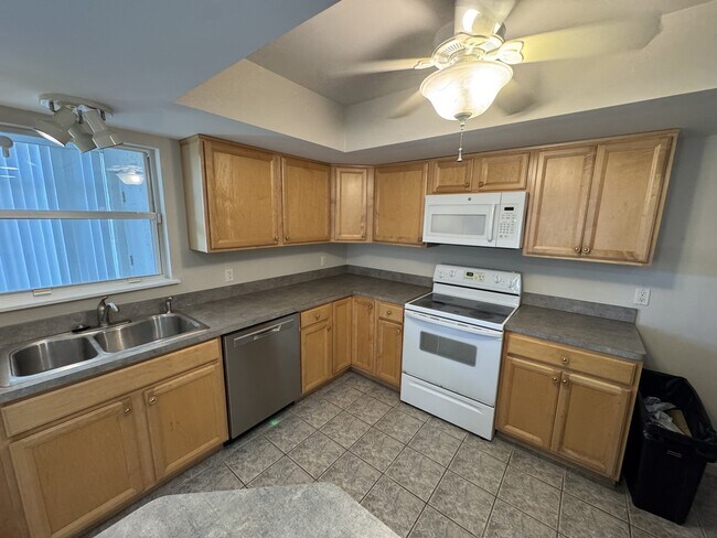 Building Photo - 416 Dove Ln