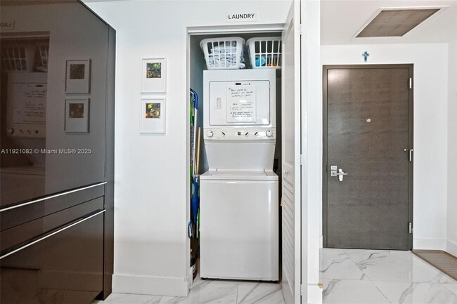 Building Photo - 1080 Brickell Ave