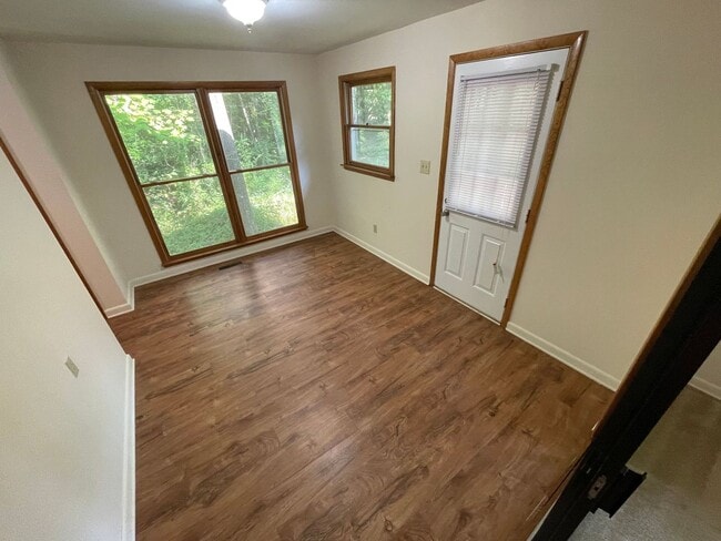 Building Photo - PRE-LEASING FOR JULY 22ND 2026!