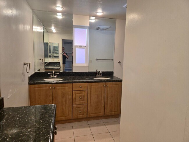 Building Photo - SDSU / College Area 6 bedrooms with 4 baths split-level home.