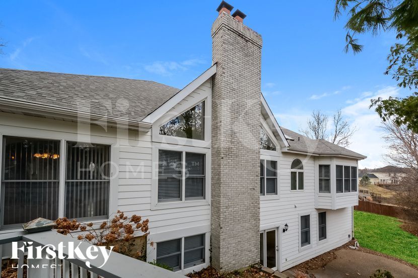 Building Photo - 700 Meadow Cliff Dr