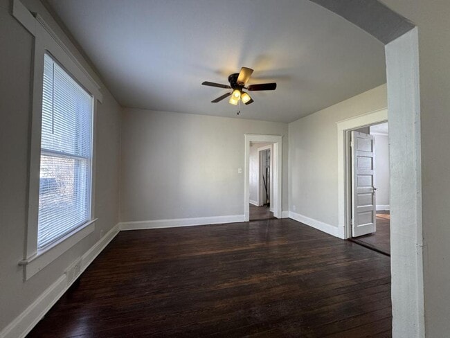 Building Photo - 836 S Broadway Ave