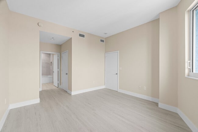 Building Photo - 1551 N Flagler Dr