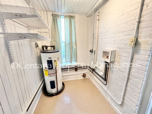 Building Photo - Historic home centrally located and beauti...