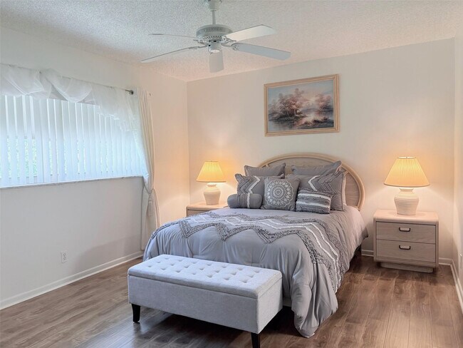 Building Photo - 1055 Country Club Dr