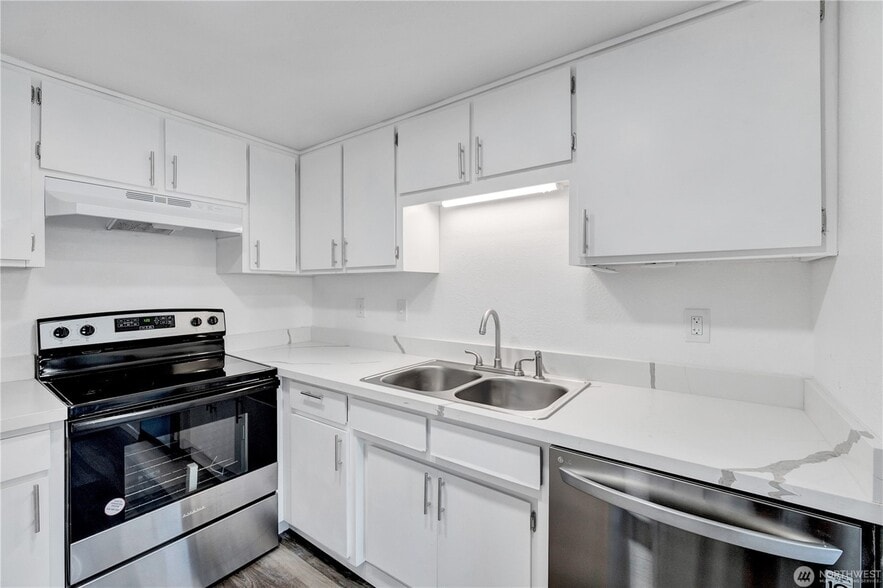 Kitchen area - 218 Ellingson Dr
