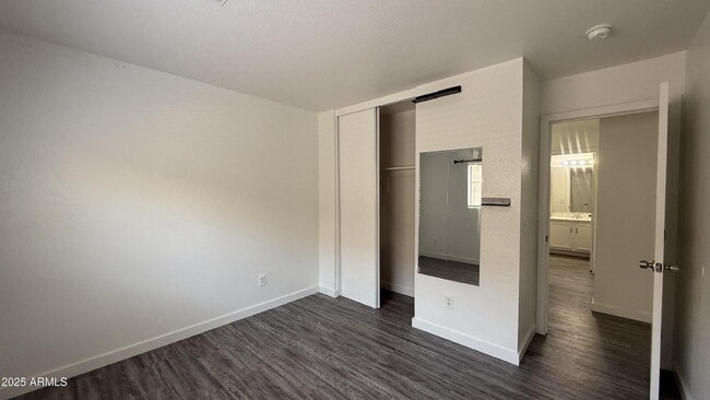 Building Photo - 679 W Jardin Dr