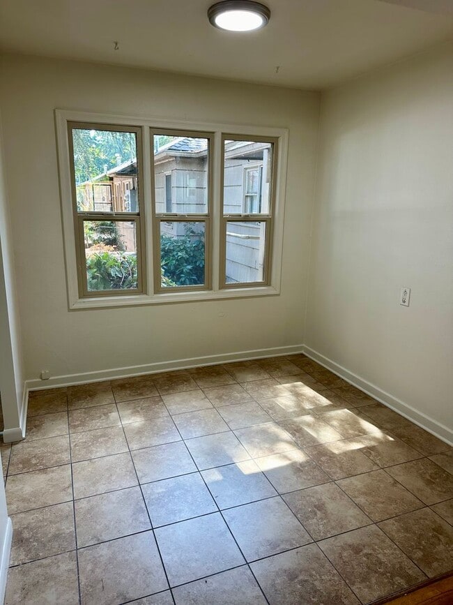 Building Photo - Cute One Bedroom