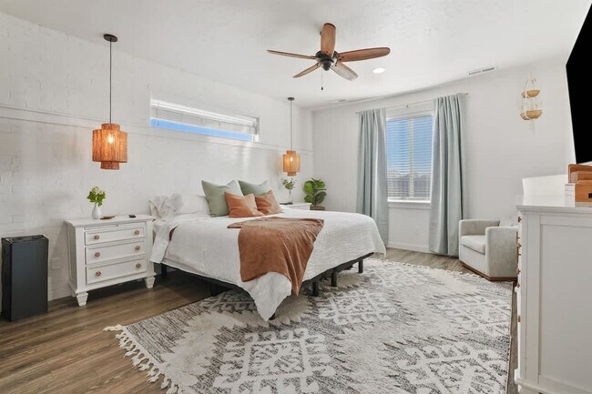 Building Photo - 304 Cliff Swallow Ave