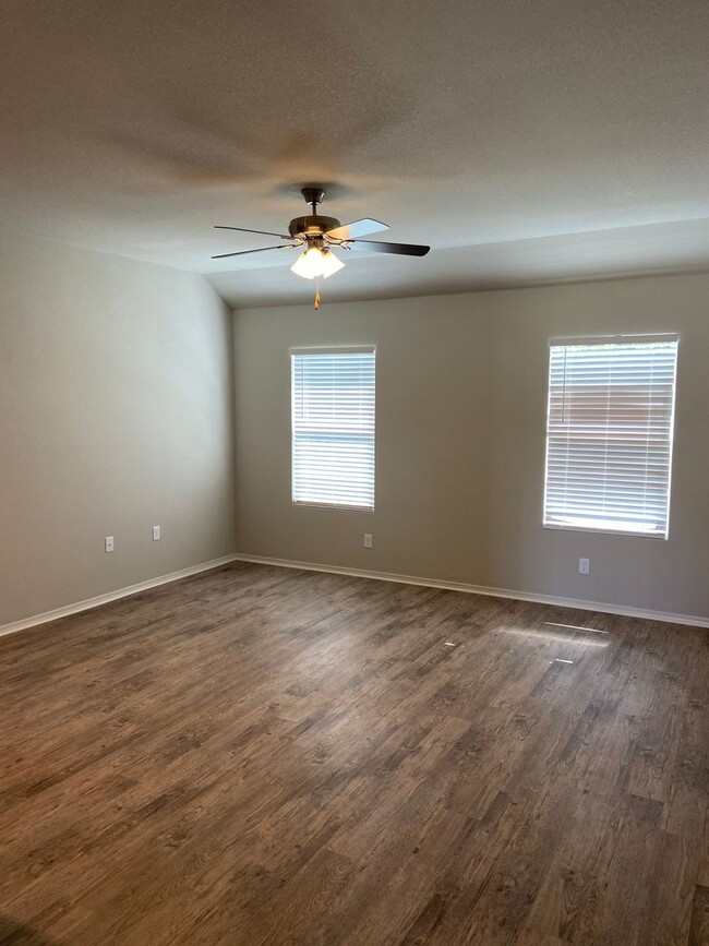 Building Photo - *Pre-leasing* Three Bedroom | Two Bathroom...