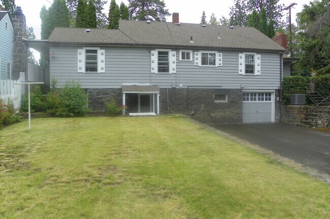 Building Photo - PETS CONSIDERED! Located in Bend's HISTORIC District, Walk to Drake Park! A/C, All Appliances, Ha...