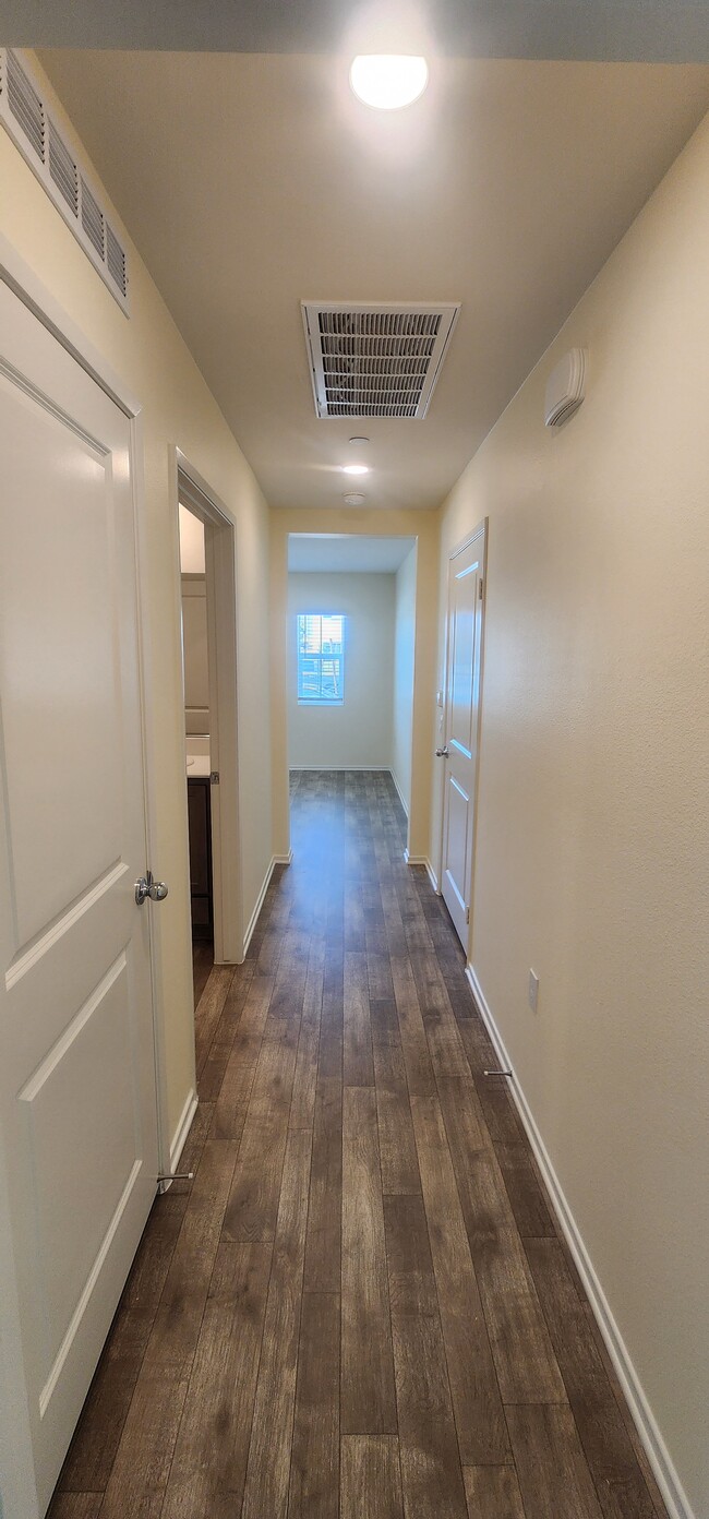 Building Photo - 438 Hollyhock St
