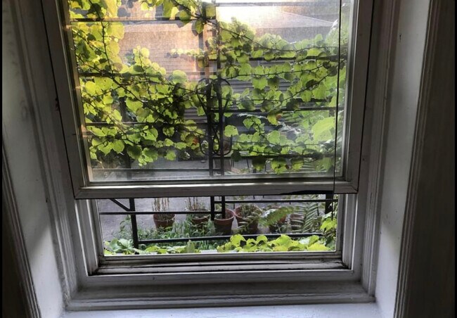 Building Photo - 1014 N Paulina St