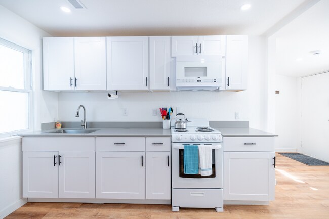 Building Photo - 600 E 8th St