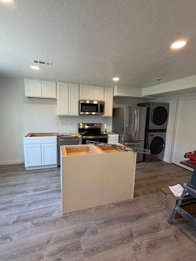 Building Photo - BRAND NEW BASEMENT UNIT!!!