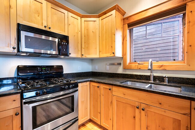 Building Photo - 150 Adams St