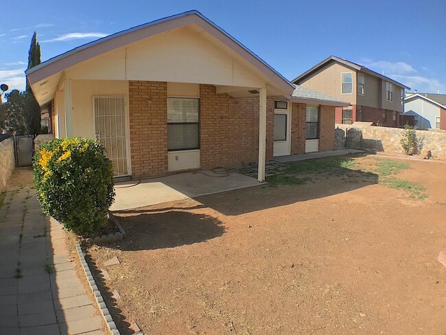 Building Photo - North Hills 3 Bed Refrig A/C!