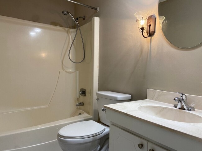 Building Photo - 2 Bedroom, 1.5 Bathroom Condo in High Point!