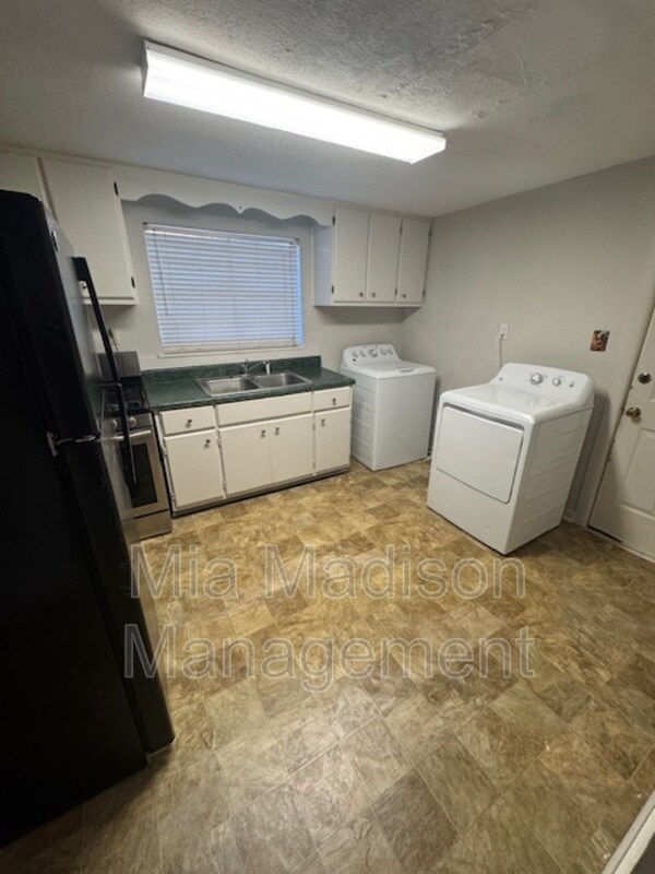 Building Photo - 1026 W 41st St