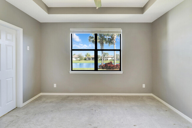 Building Photo - 633 SE Monet Dr