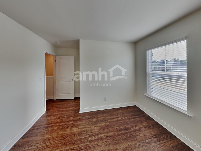 Building Photo - 706 Cyprus Ave