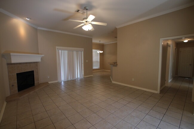 Building Photo - Stunning 3 Bedroom in Vineyard Estates Com...